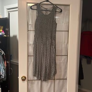 Black and white summer kids dress. Has 2 pockets.